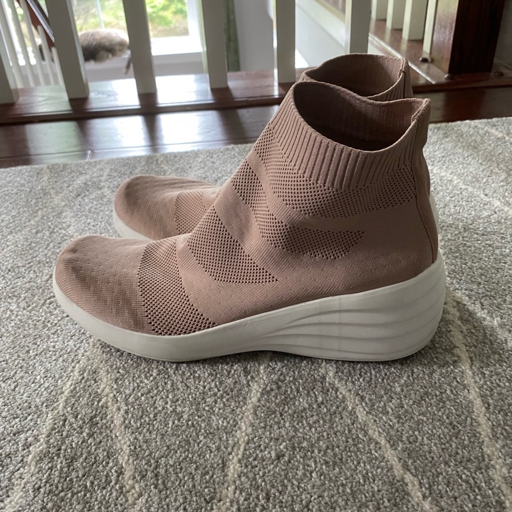 Sock shoes